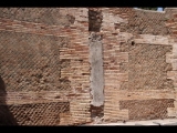 03267 ostia - regio i - insula xii - caseggiato dei triclini (i,xii,1) - via della forica - latrinen - wanddetail.jpg